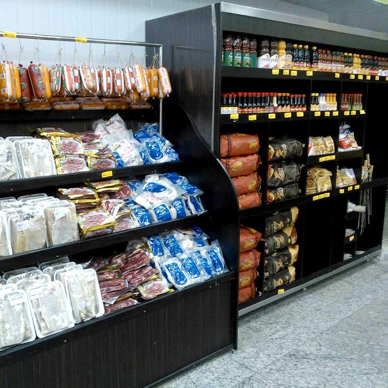 FreeArt - Expositor para embutidos e salmourados e expositor para artigos de churrasco.