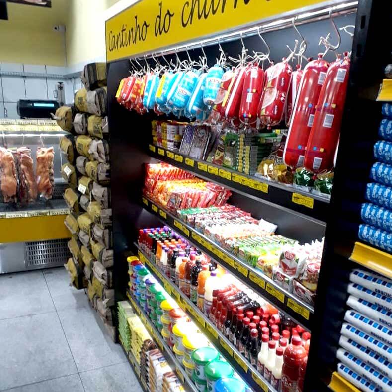 FreeArt - Expositor de carnes resfriadas e expositor de artigos de churrasco com tendal para embutidos.