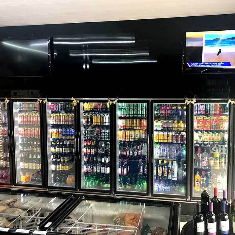 FreeArt - Câmara fria expositora com 8 portas, prateleiras moduladas com regulagem de altura.