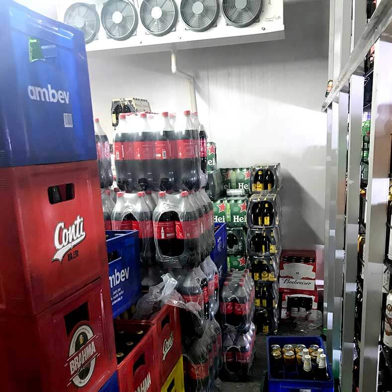 FreeArt - Câmara expositora, com estoque e prateleiras.