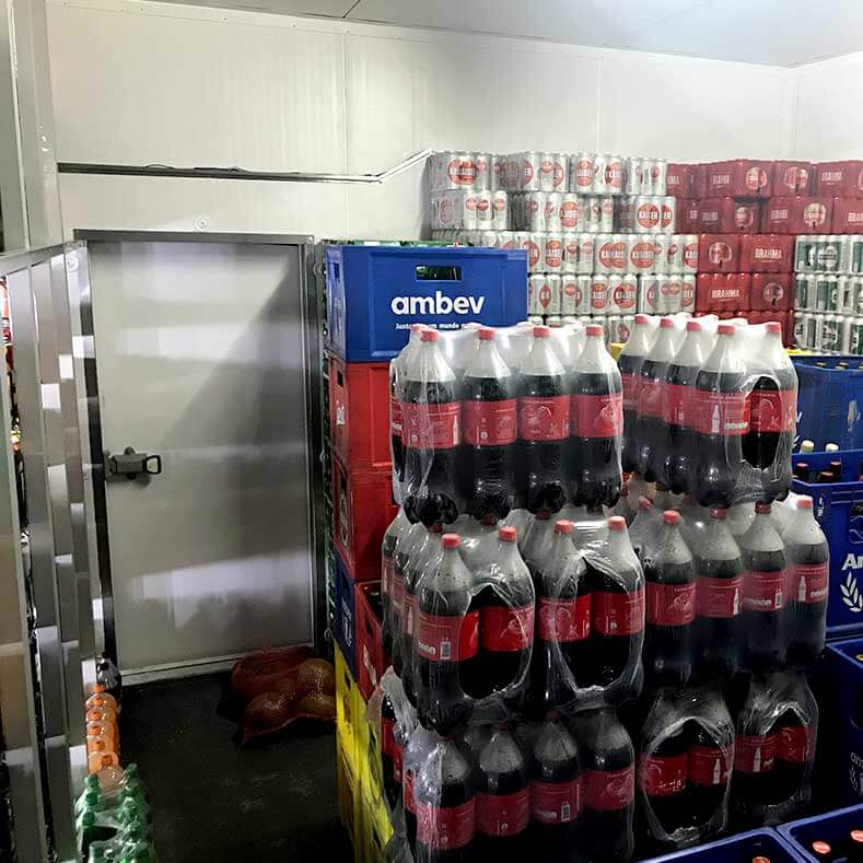 FreeArt - Câmara expositora com estoque, porta de acesso e prateleiras de venda