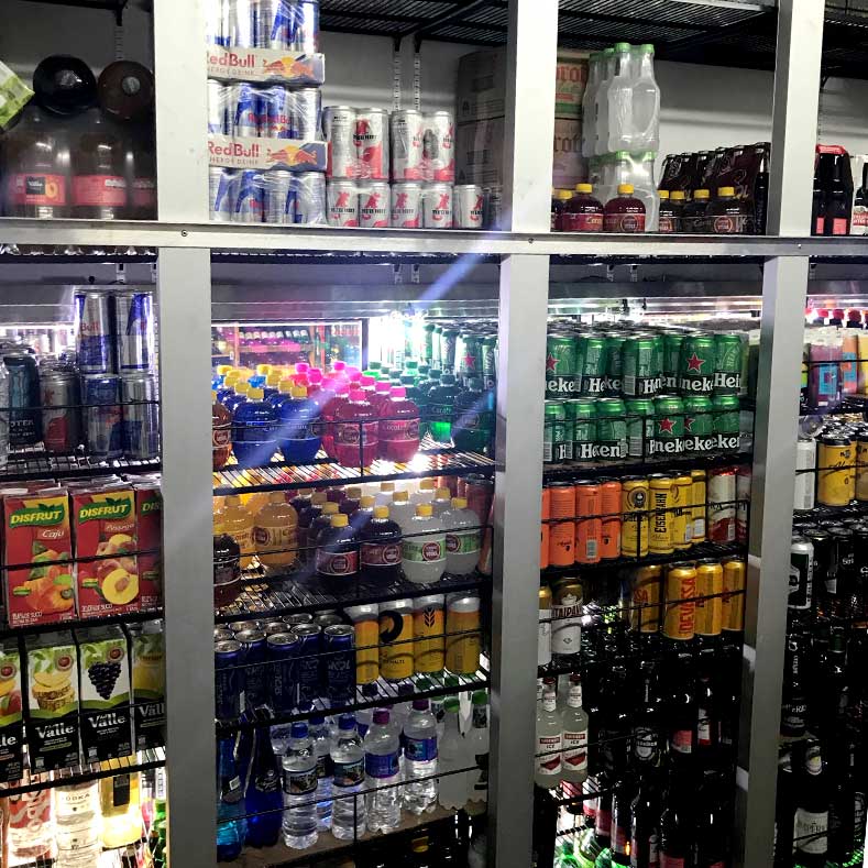 FreeArt - Câmara expositora, visando interior das prateleiras de venda