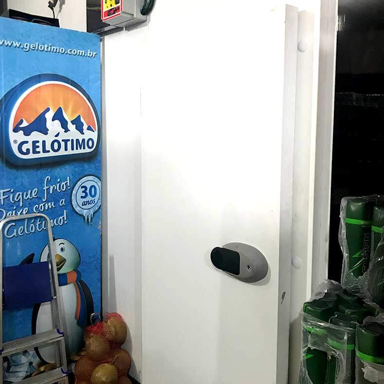 FreeArt - Vista externa da câmara expositora, visando porta de acesso.