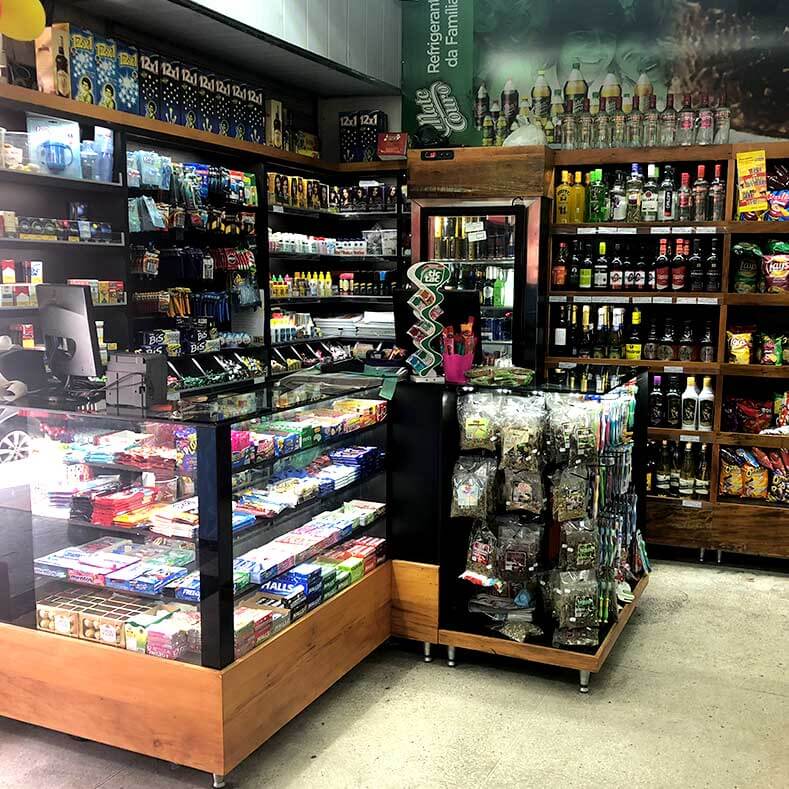 FreeArt - Caixa expositor com prateleiras padronizadas, baleiro posterior e sistema de ganchos, adega refrigerada e adega seca.