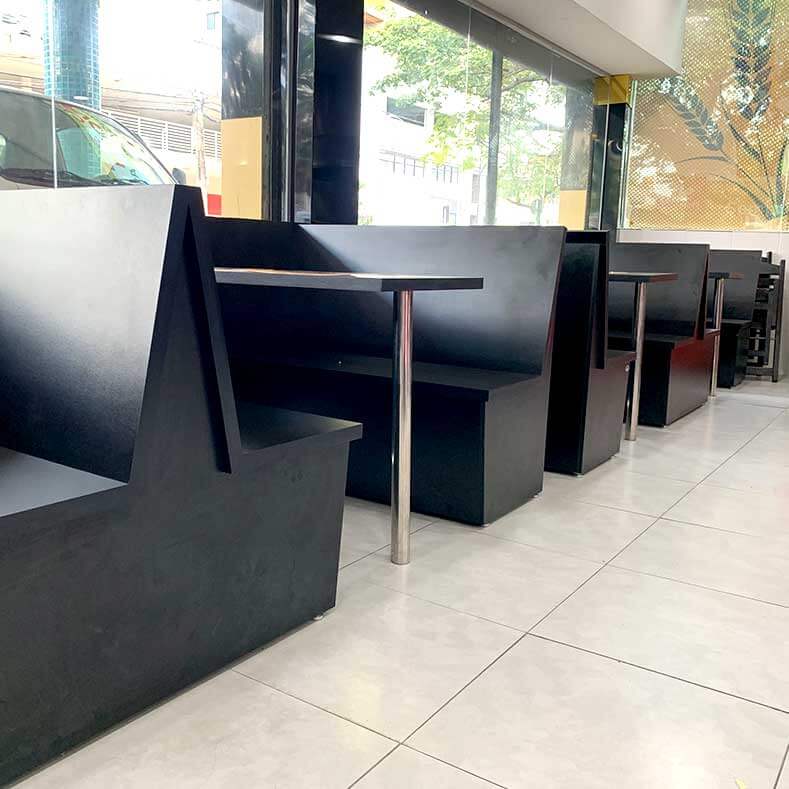 FreeArt - Bancos e mesas fixos para lanches.