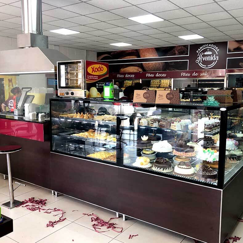 FreeArt - Vitrine refrigerada, vitrine aquecida e móvel para frituras com banco fixo em aço inox.