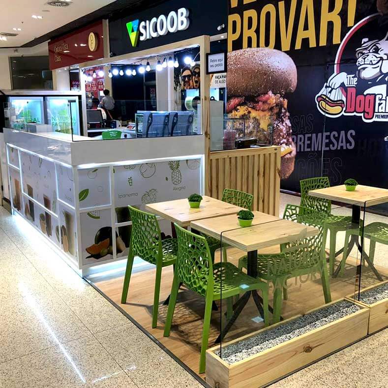FreeArt - Construção do quiosque e seus equipamentos, tablado de lanches, mesa e cachepots.