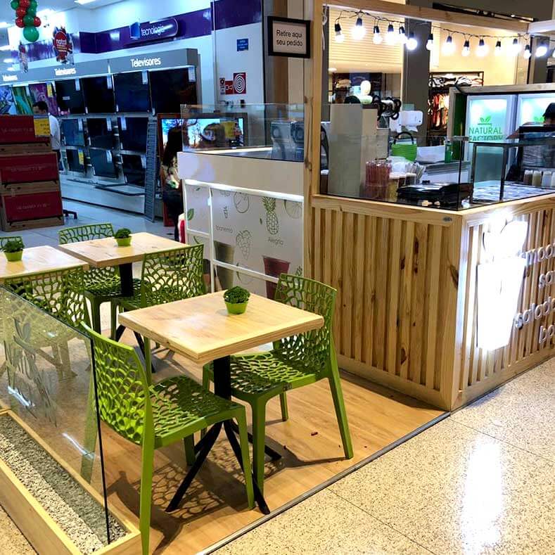 FreeArt - Vista aproximada da lanchonete, montagem de sanduíches e saladas e a charmosa pérgola com iluminação do tipo "gambiarra"