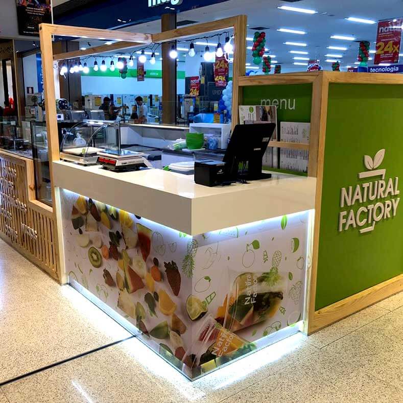 FreeArt - Vista aproximada do caixa e a charmosa pérgola com iluminação do tipo "gambiarra"