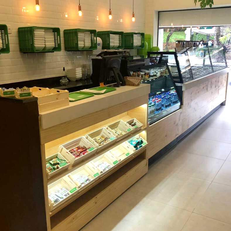 FreeArt - Móvel caixa expositor, vitrine refrigerada para bebidas e buffet expositor com estoque refrigerado.