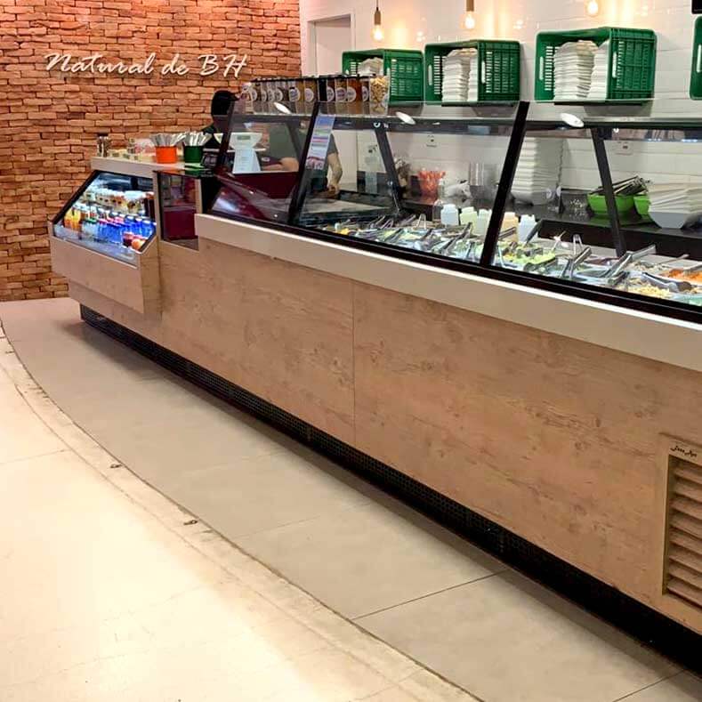FreeArt - Buffet expositor com estoque refrigerado, vitrine estufa e vitrine refrigerada para bebidas.