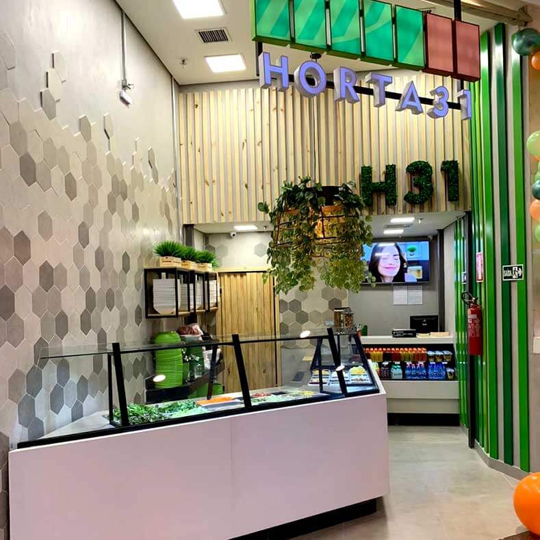 FreeArt - Buffet expositor com estoque refrigerado e vitrine refrigerada com caixa embutido.