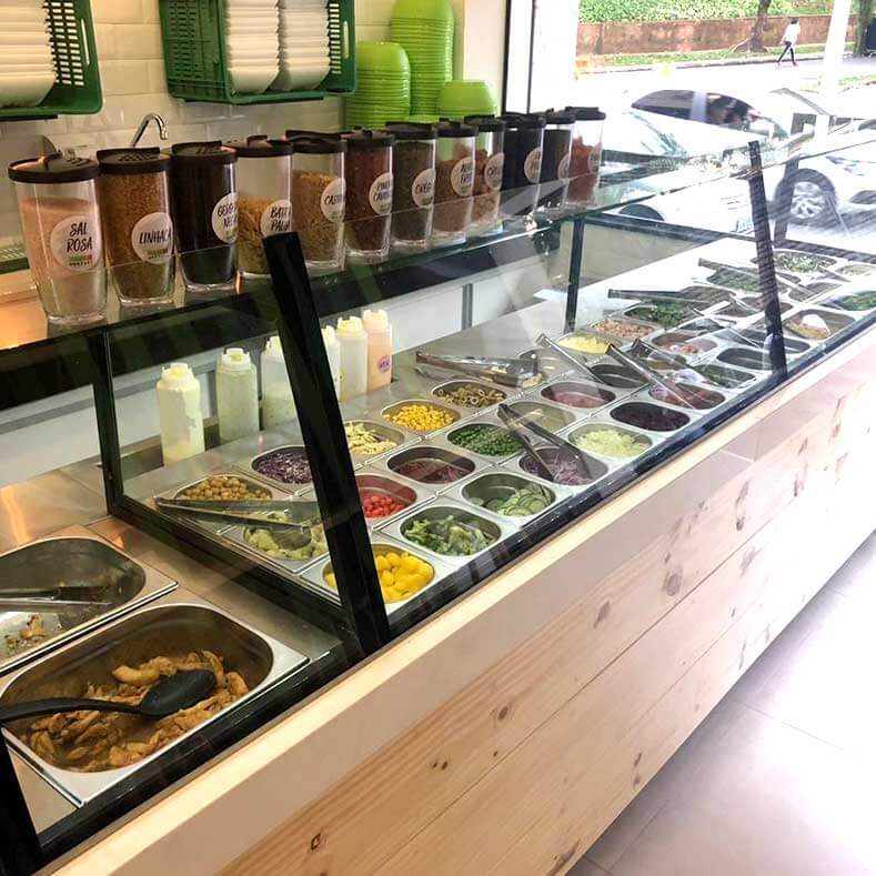 FreeArt - Vista aproximada do buffet expositor com estoque refrigerado