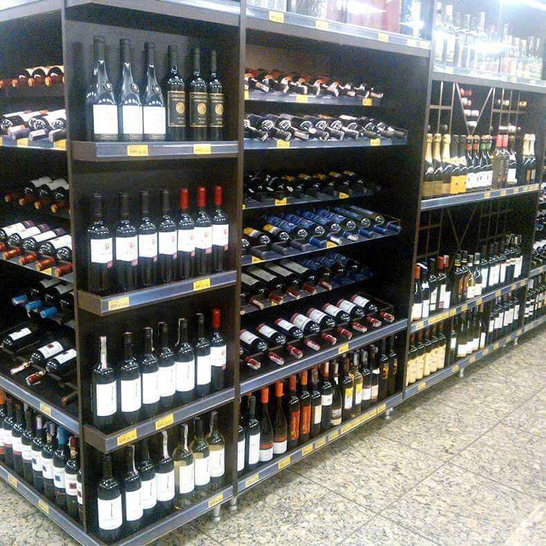 FreeArt - Adega seca, montadas em conjunto com gôndolas metálicas existentes.