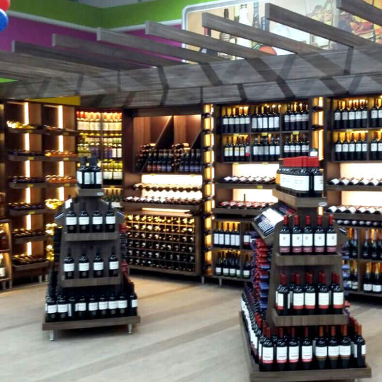 FreeArt - Adegas expositoras e pérgola suspensa.